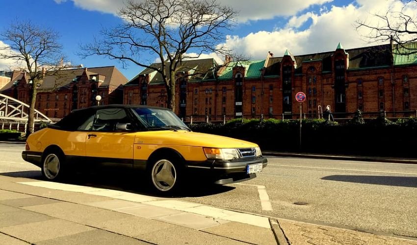 SAAB 900 on road