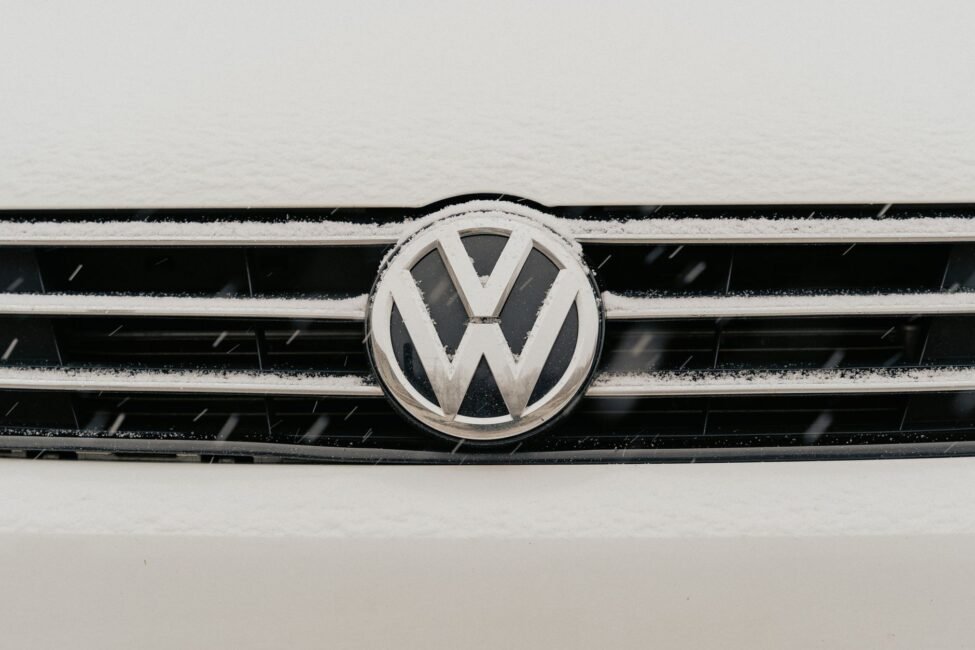 Read more about the article VW Workers Boo CEO Blume Amid Plant Closure Fears