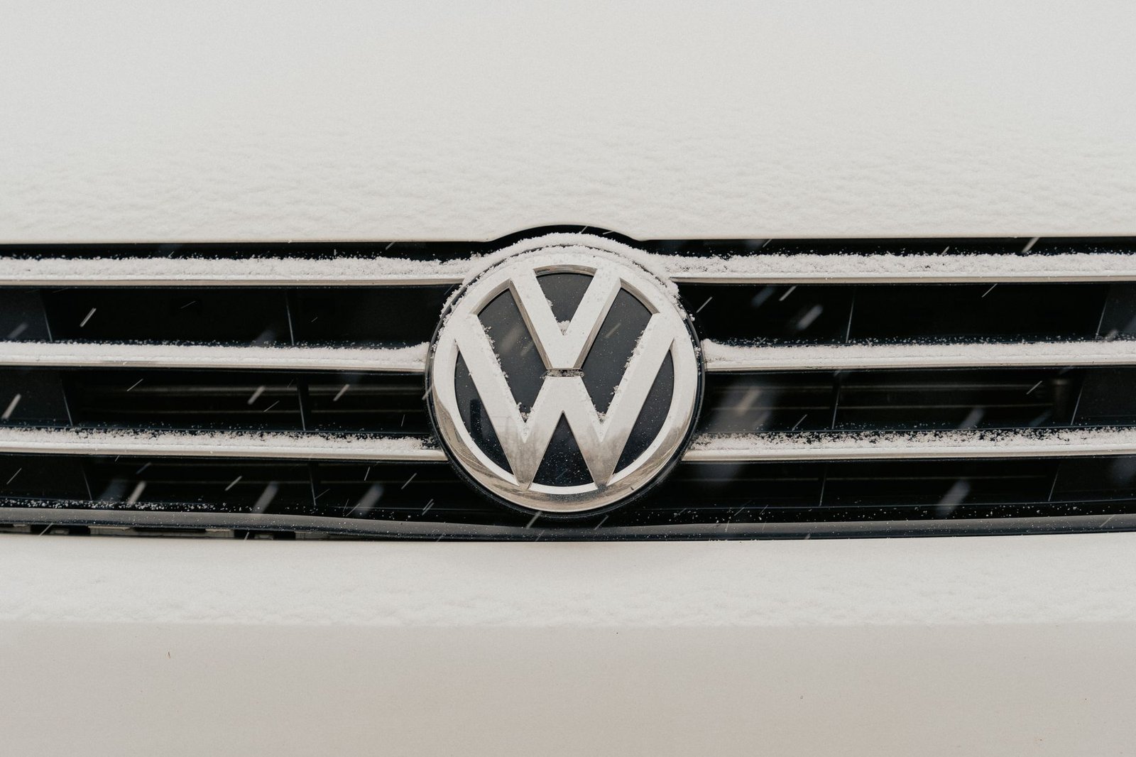 You are currently viewing VW Workers Boo CEO Blume Amid Plant Closure Fears