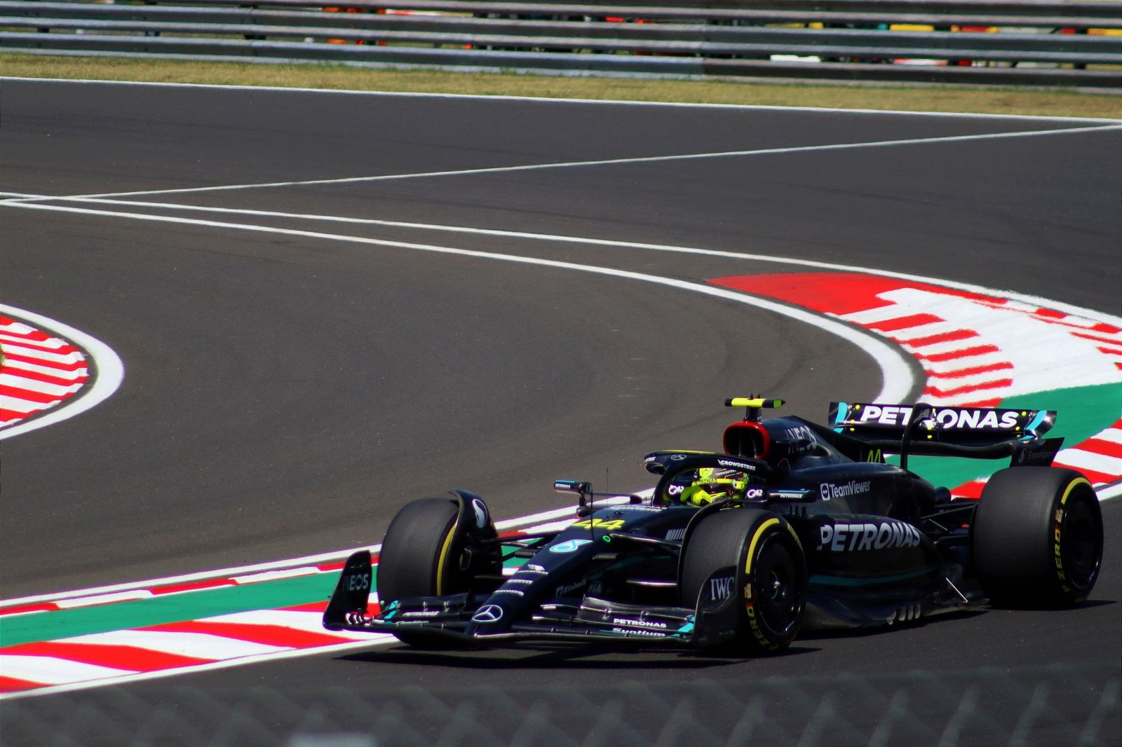 You are currently viewing Mercedes Losing F1 Development Race, Wolff Admits