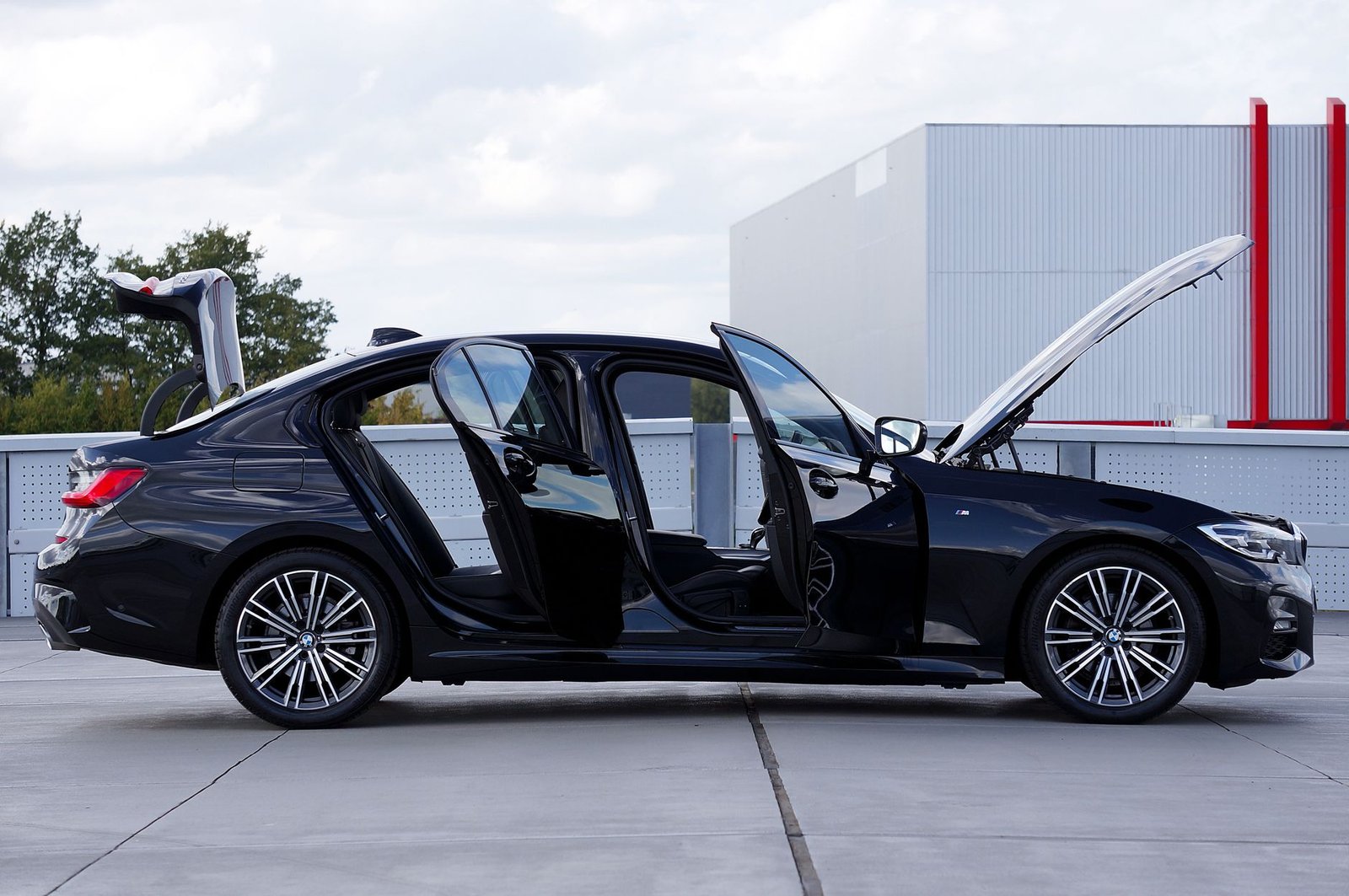 You are currently viewing BMW’s Smart Door Tech Detects Cyclists to Prevent Accidents