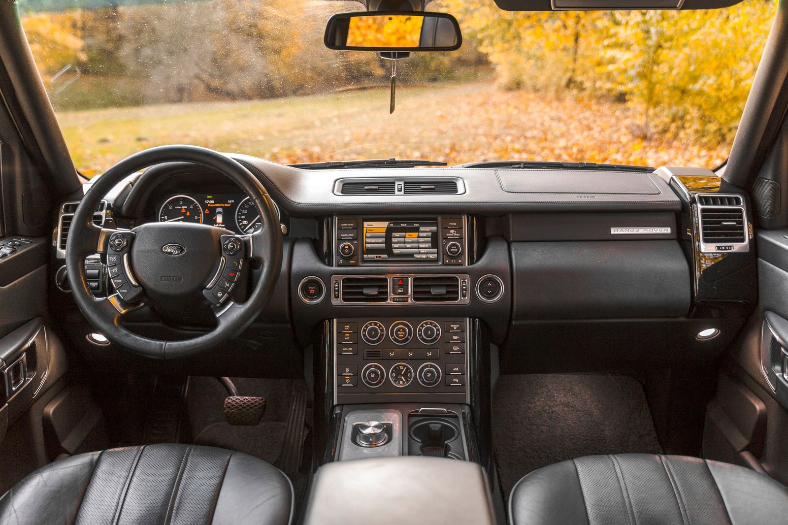 You are currently viewing 2027 Land Rover Range Rover Twenty Edition Interior Photos