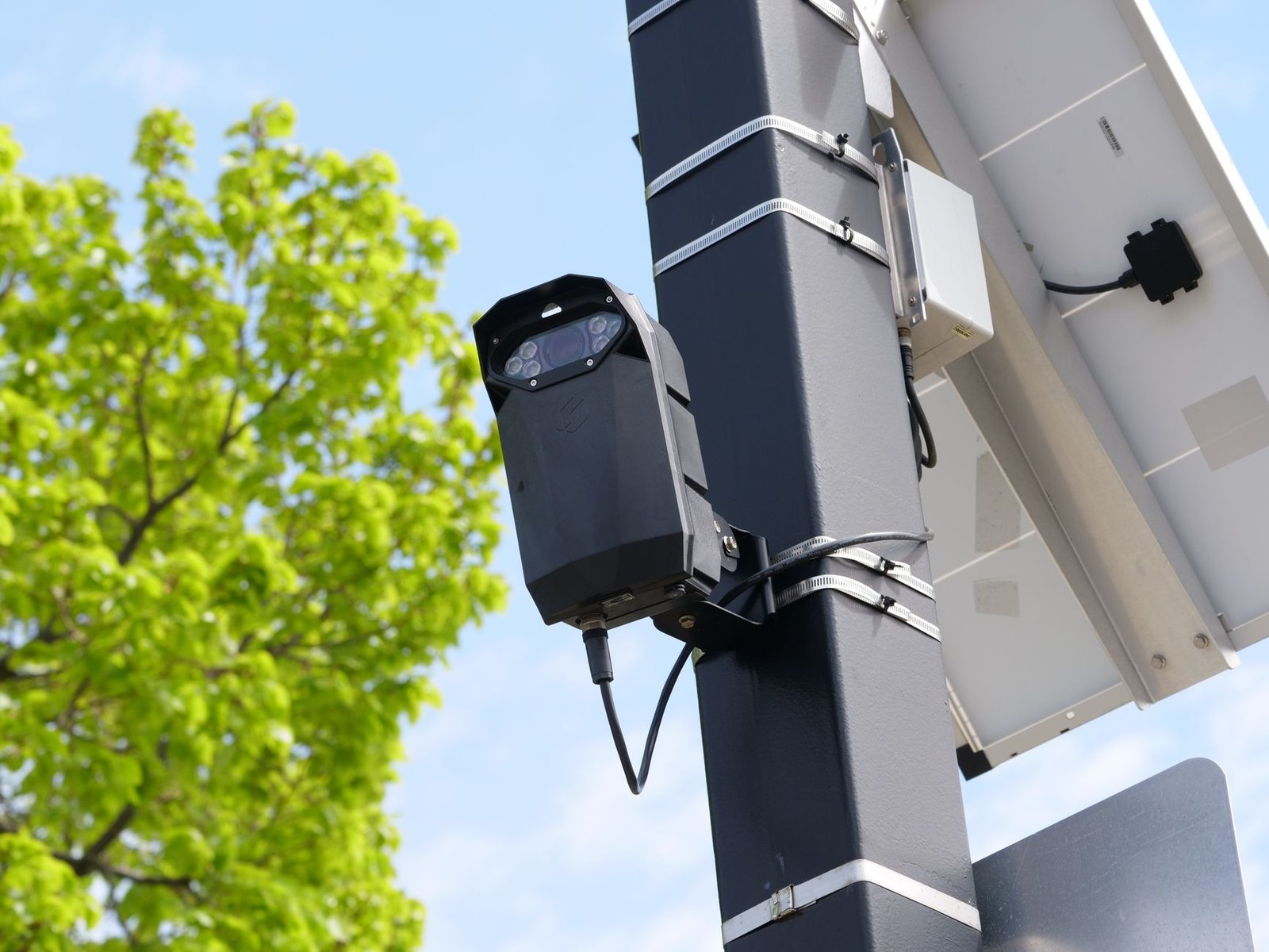 Dallas AI Cameras on Garbage Trucks Raise Privacy Concerns